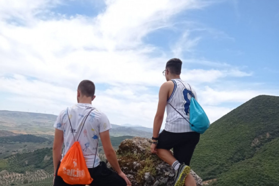 Las personas jóvenes del centro ‘El Limonar’ de Alcalá de Guadaíra (Sevilla) recorren el segundo pico más alto de la provincia