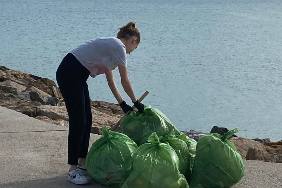 Las personas jóvenes del Hogar ‘Oriola’ de Orihuela colaboran en la limpieza de las playas de Guardamar del Segura