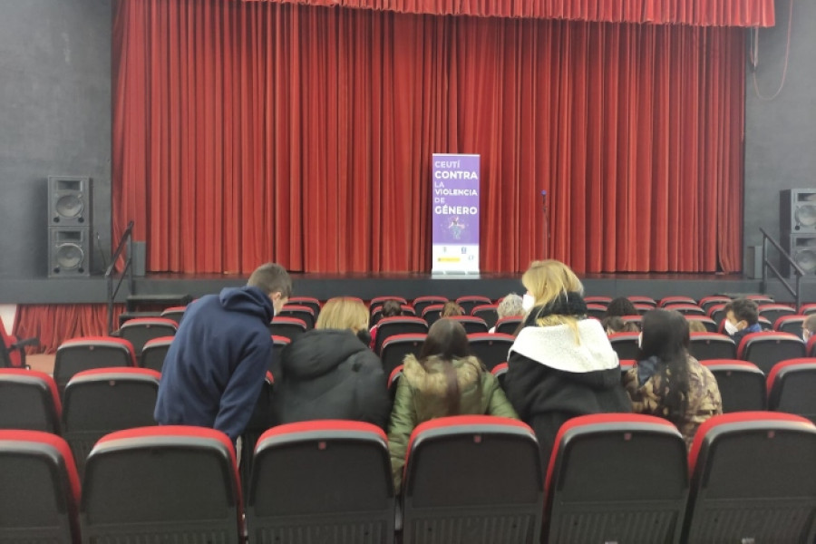 Las personas jóvenes atendidas en los hogares ‘Los Pinos’ de Molina de Segura y ‘Las Palmeras’ de Murcia asisten a la obra teatral ‘El camino paralelo’