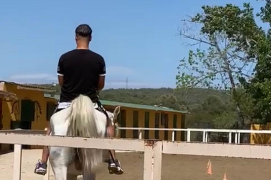 Las personas jóvenes del piso 'El Xarel·lo' de Vilafranca del Penedès (Barcelona) participan en un taller con animales en el Centro de Hípica Can Joan