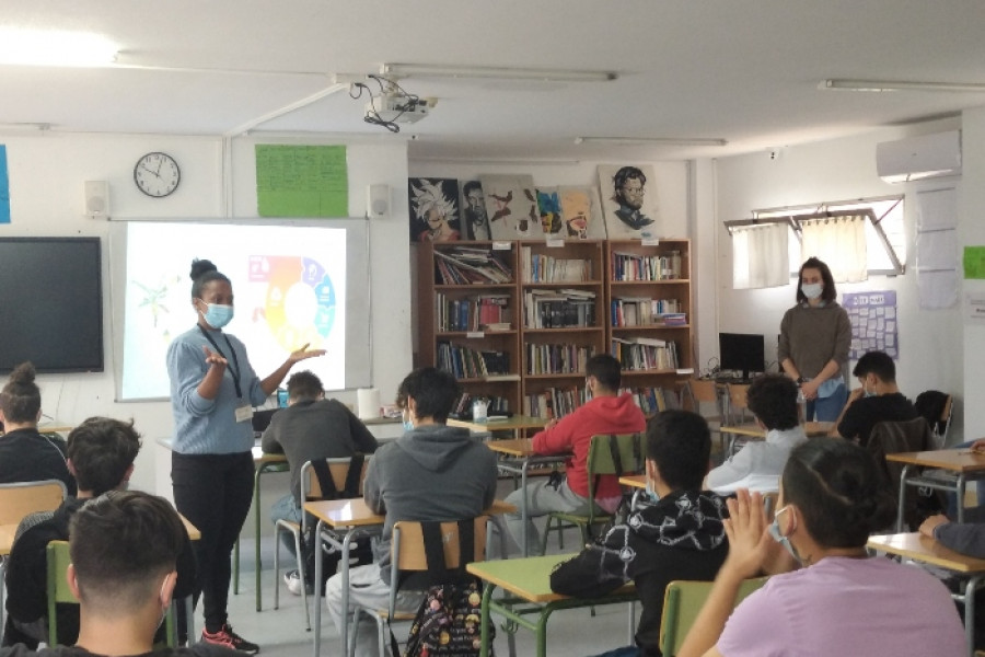 Las personas jóvenes de la residencia ‘La Villa’ de Villena (Alicante) reciben una charla sobre medio ambiente, reciclaje y economía circular. Fundación Diagrama. Comunidad Valenciana 2022.