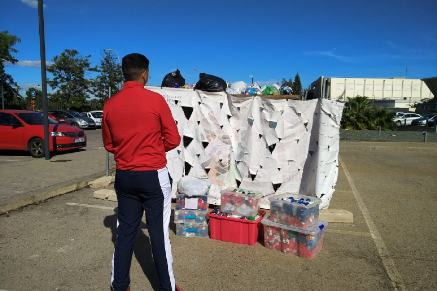 Las personas jóvenes de la residencia ‘Pi i Margall’ de Burjassot (Valencia) participan en la acción ‘Tapones solidarios’ a favor de la lucha contra las enfermedades raras