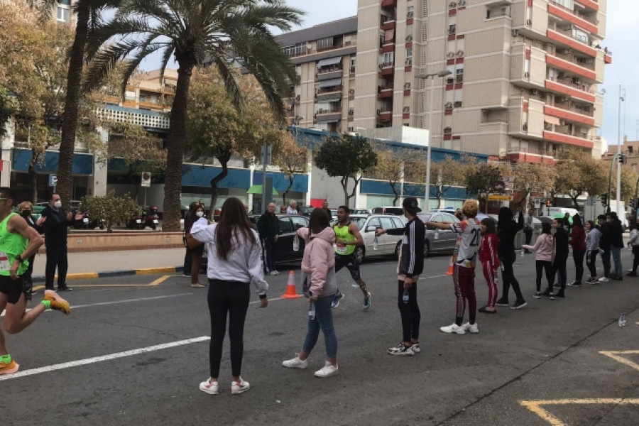 Personas jóvenes de las residencias ‘El Palmeral’, ‘Llauradors’ y ‘La Magrana’ de Alicante colaboran en acciones de voluntariado en la Media Maratón de Elche. Fundación Diagrama. Comunidad Valenciana 2022.