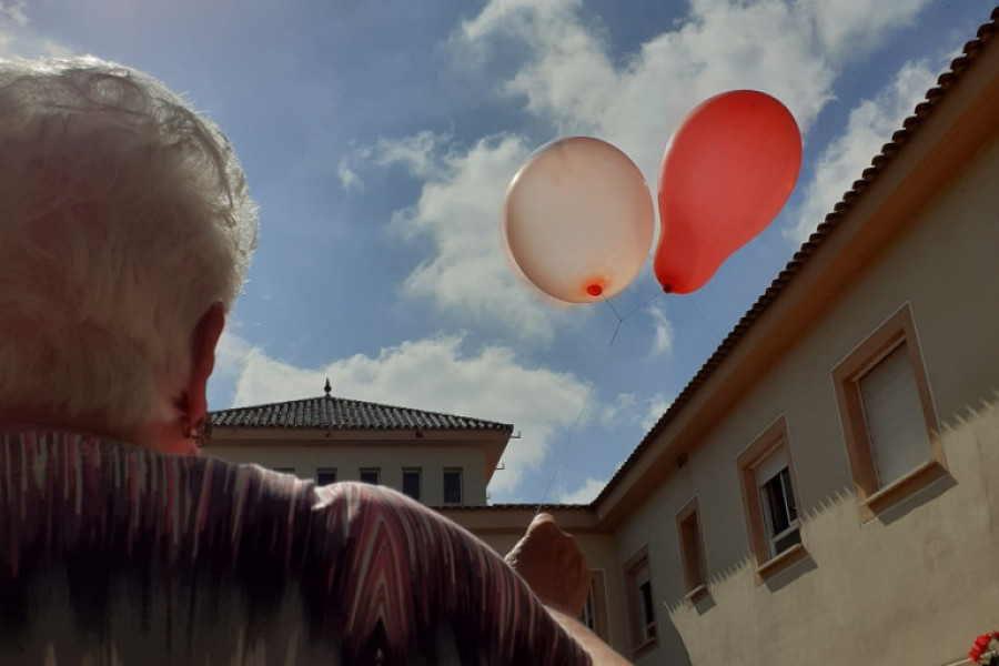 Las personas mayores atendidas en el centro ‘María de la Paz’ de Nerva (Huelva) celebran el inicio de la nueva normalidad. Fundación Diagrama. Andalucía 2020.