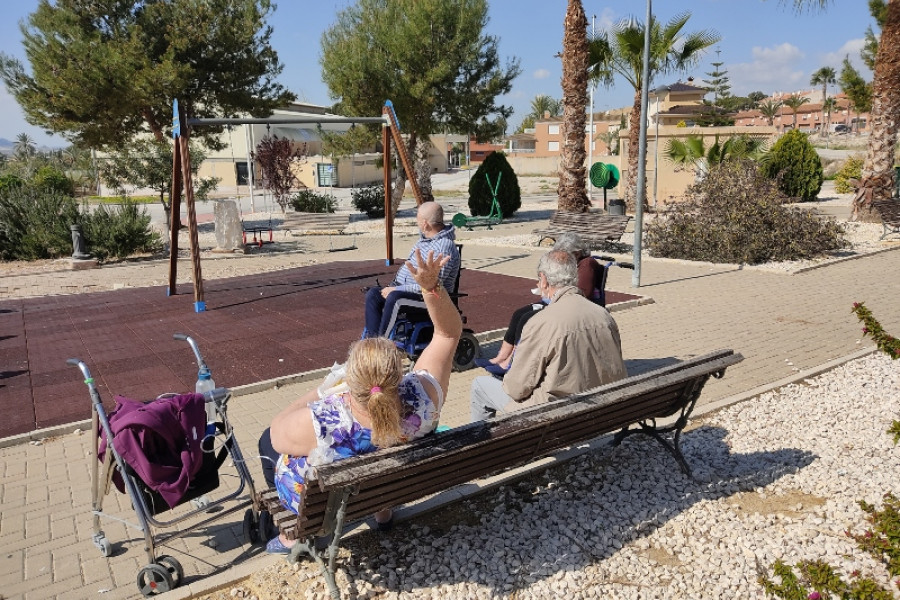 Las personas mayores atendidas en la Residencia ‘Altavida’ de Abanilla participan en una serie de actividades de ocio positivo al aire libre 