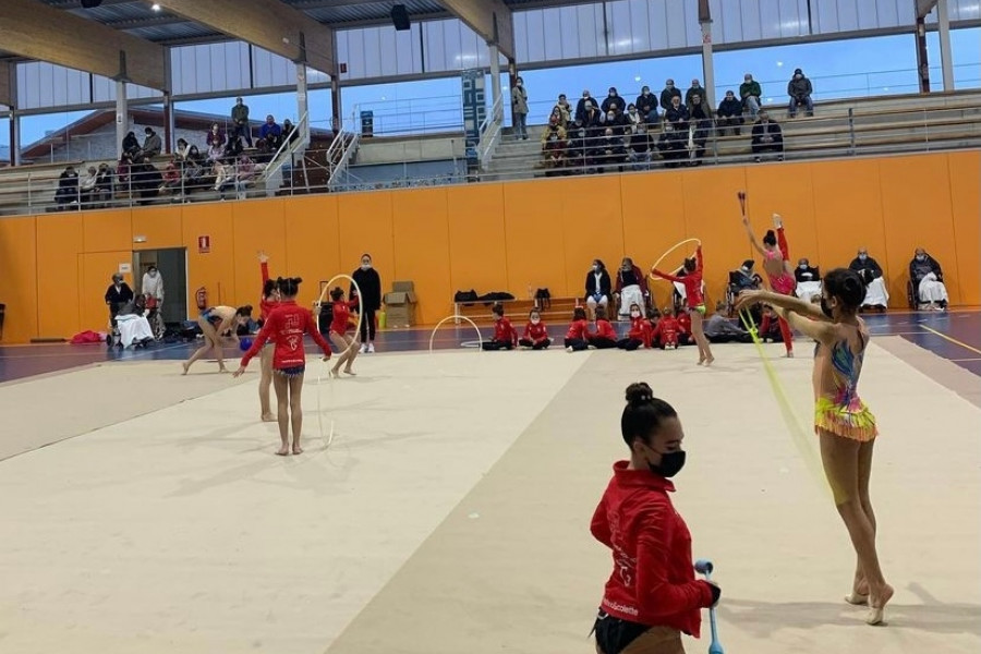 Las personas mayores atendidas en la residencia ‘El Berrueco’ de la localidad homónima asisten a una exhibición de gimnasia rítmica.