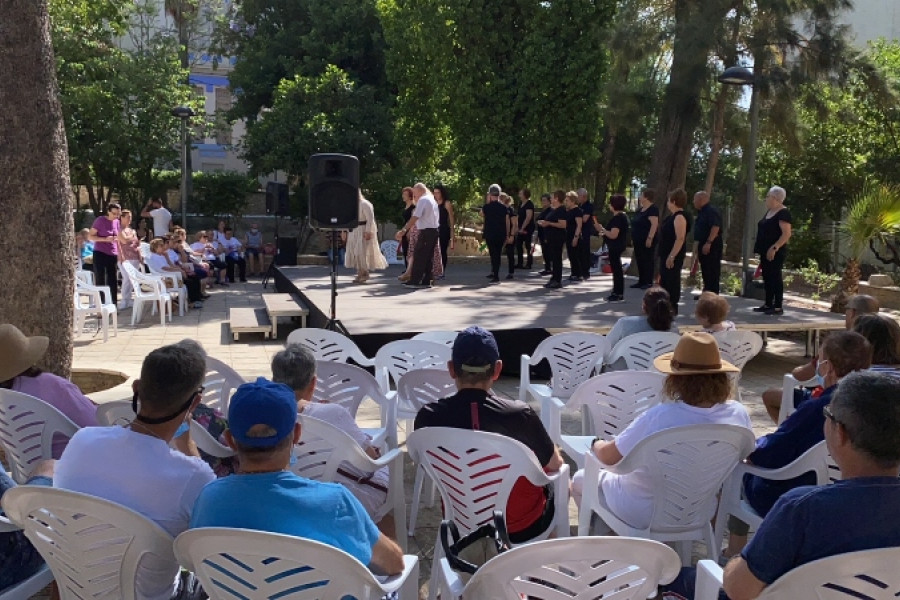 Un grupo de personas mayores atendidas en la residencia 'Nuevo Azahar' asistiendo a la actividad 'Muévete con nosotros' de las fiestas patronales del municipio.