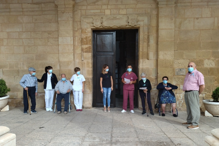 Las personas mayores de la residencia ‘Nuestra Señora de Cortes’ de Alcaraz (Albacete) participan en un acto de sensibilización en el Ayuntamiento de la localidad
