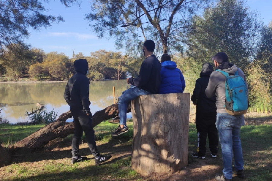 Las personas menores atendidas en el centro ‘El Limonar’ de Alcalá de Guadaíra (Sevilla) realizan una serie de actividades sobre el ciclo del agua.