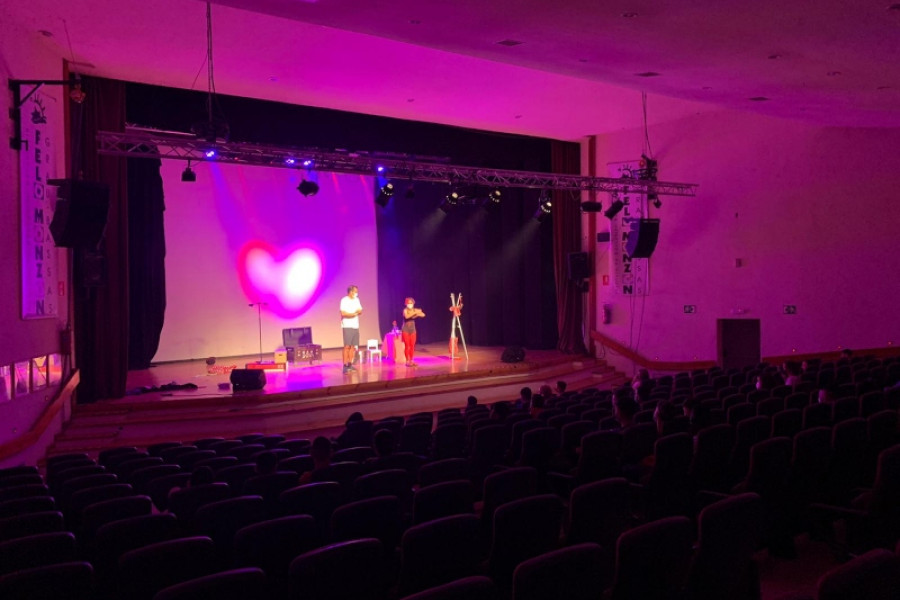 Las personas menores atendidas en el centro ‘Inagua’ de Las Palmas de Gran Canaria asisten a la representación teatral de la obra ‘Frágiles’. Fundación Diagrama 2022