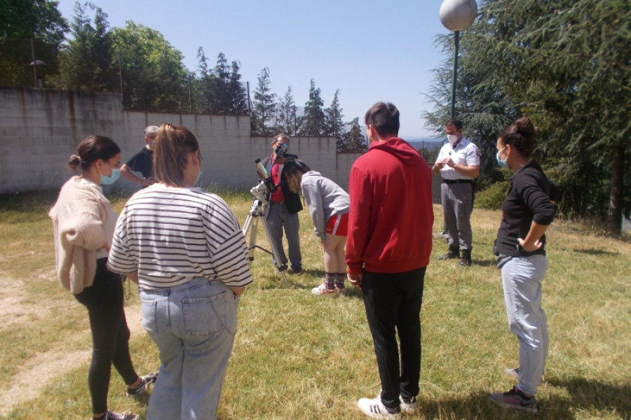 Las personas menores atendidas en el centro ‘Montefiz’ de Ourense descubren el mundo de la astronomía y la observación solar. Fundación Diagrama. Galicia 2022