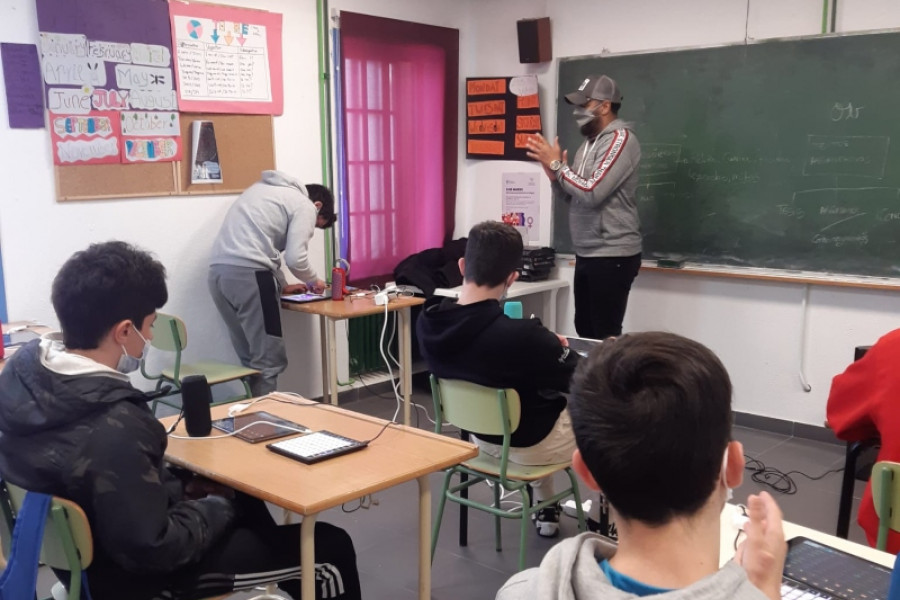 Las personas menores atendidas en el centro ‘Monteledo’ de Ourense desarrollan su creatividad en una actividad de ecopercusión. Fundación Diagrama. Galicia 2022.