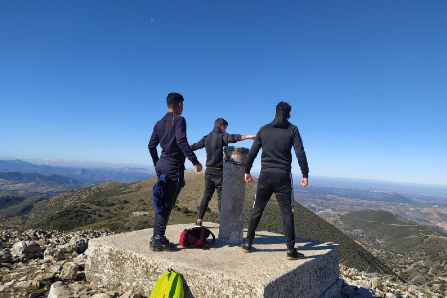 Las personas menores atendidas en el centro ‘Odiel’ de Huelva alcanzan la cima del pico del Terril en Sevilla.