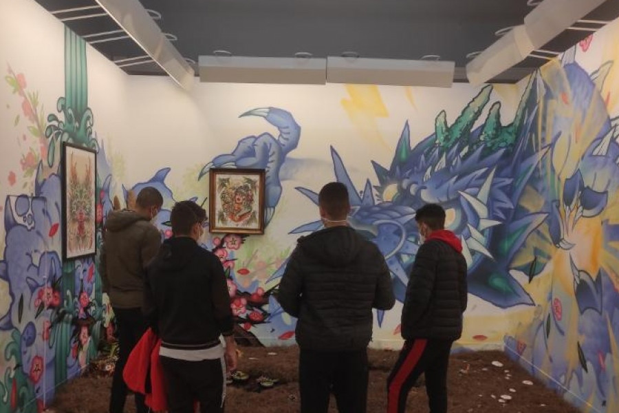 Las personas menores atendidas en el centro ‘Odiel’ de Huelva visitan la VI Muestra de Grafistas Onubenses