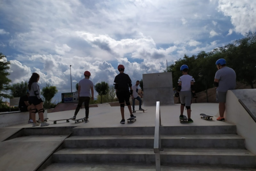 Las personas menores atendidas en los centros ‘Arrui’ y ‘Alea’ de Molina de Segura (Murcia) se inician en el mundo del skate. Fundación Diagrama. Murcia 2022