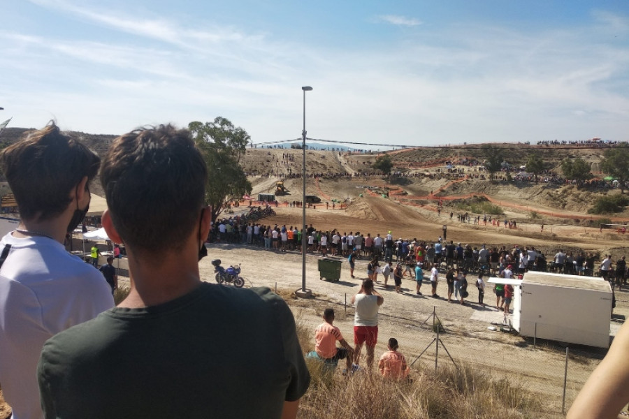 Las personas menores atendidas en el Hogar ‘Los Pinos’ de Molina de Segura (Murcia) asisten al campeonato de motocross del municipio