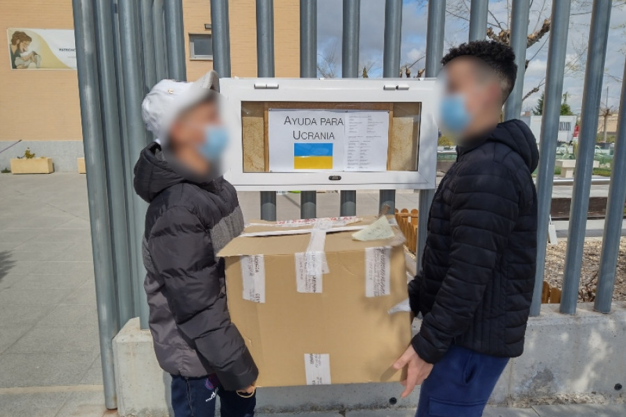Las personas menores del piso ‘Diagrama Ana Frank’ (Madrid) participan en una donación de ropa a familias afectas por el conflicto bélico en Ucrania