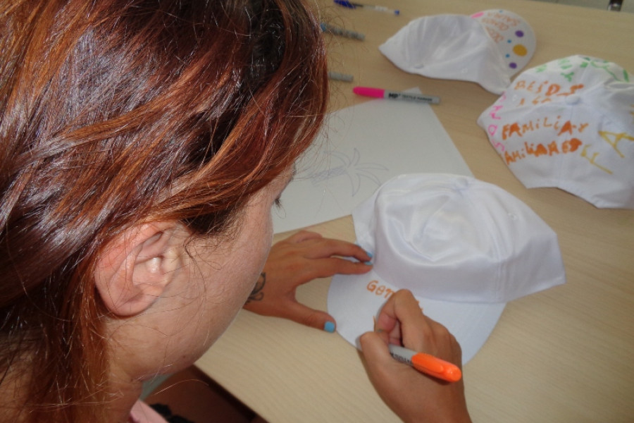 Las personas residentes en el Centro para la Atención de la Enfermedad Mental ‘Altavida’ de Abanilla (Murcia) desarrollan su creatividad con un taller de manualidades
