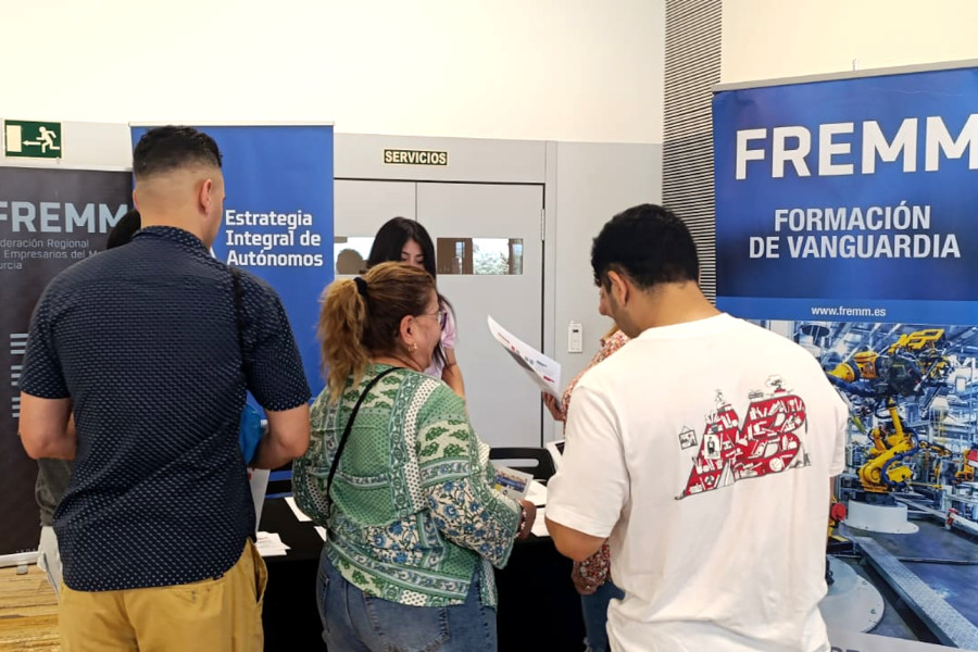 Usuarias y usuarios del Programa de inserción laboral de personas migrantes de Murcia participan en la X Feria de la FREMM 