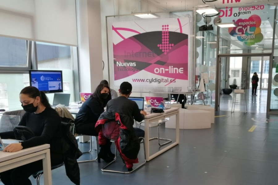 Las personas usuarias del Programa de Inserción Sociolaboral de Fundación Diagrama en Salamanca se forman en tecnologías de la información y la comunicación. Fundación Diagrama. Castilla y León 2022