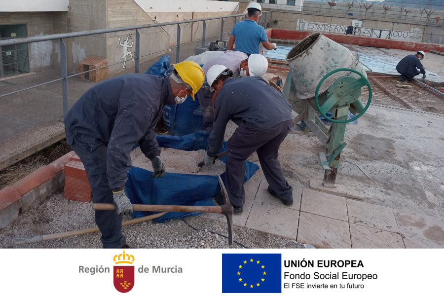 Prácticas del PFP de revestimientos de construcción en Las Moreras, con los logos de las entidades financiadoras