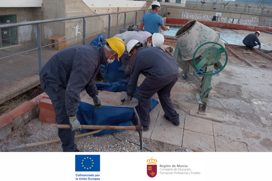 Prácticas del PFP de revestimientos de construcción en Las Moreras, con los logos de las entidades financiadoras
