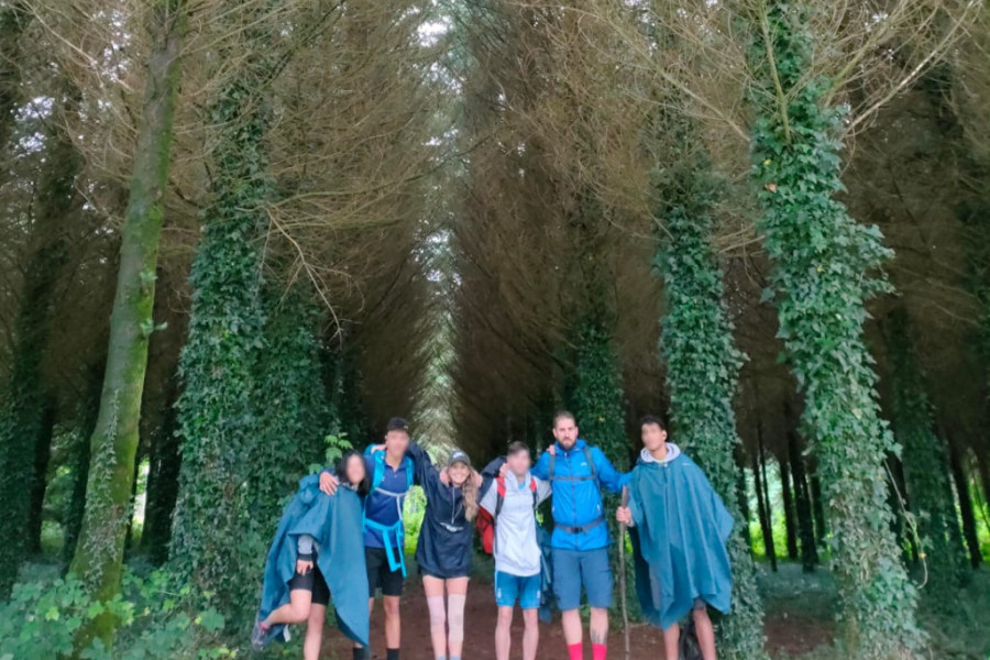 Chicos y chicas de la residencia ‘Llauradors’ de Elche realizan el Camino de Santiago junto a personal educativo del centro