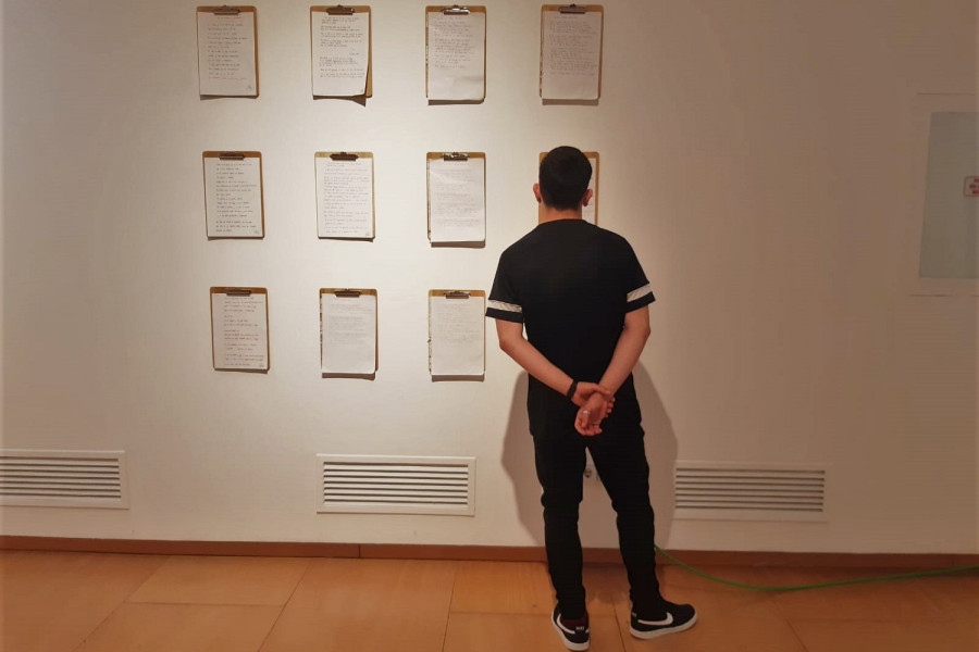 Un joven observa una de las obras expuestas