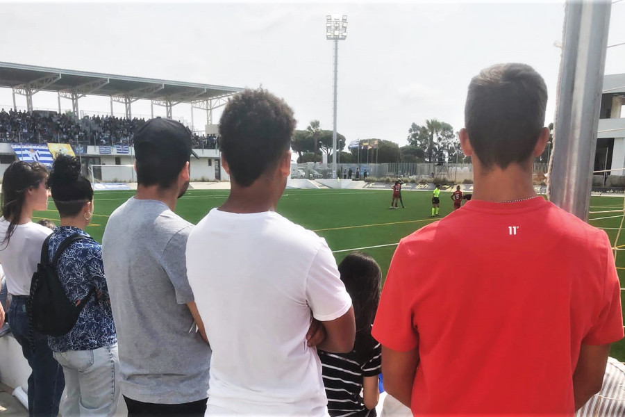 Los tres jóvenes observan un lance del encuentro