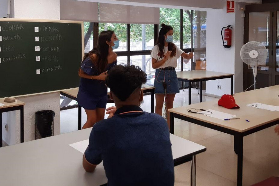 Las personas jóvenes que cursan la escuela de verano de Fundación Diagrama en Baleares reciben la visita del presidente del IMAS