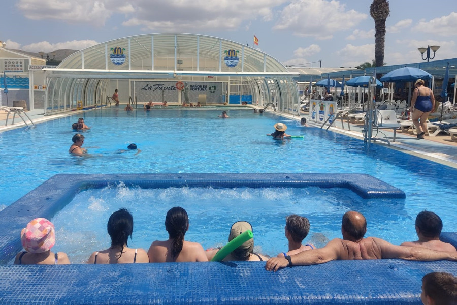 Personas mayores de Altavida disfrutan de la piscina del Camping La Fuente