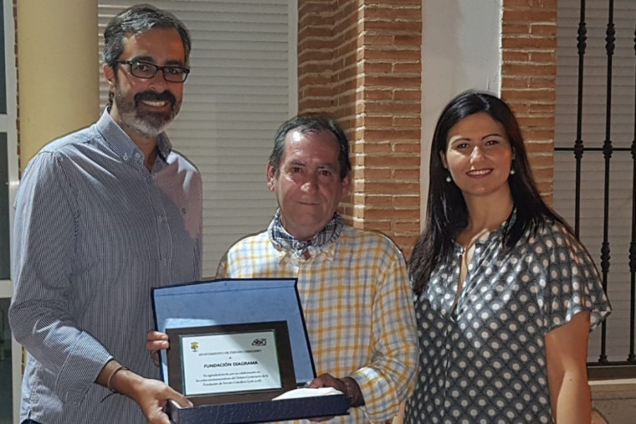 Fundación Diagrama recibe una placa del Ayuntamiento de Fernán Caballero como reconocimiento a su labor social