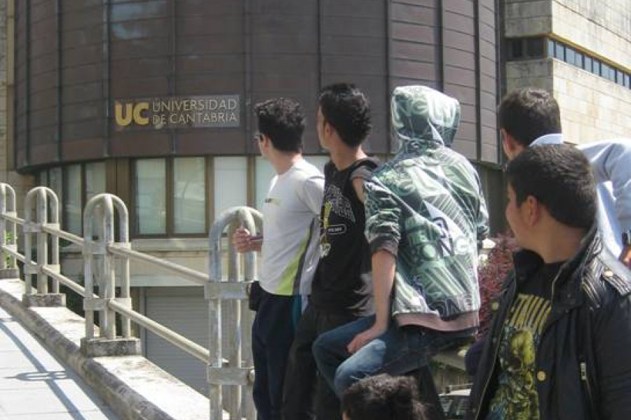 Menores del 'Aula Socioeducativa de Atención a la Diversidad' visitan el Planetario de la Universidad de Cantabria