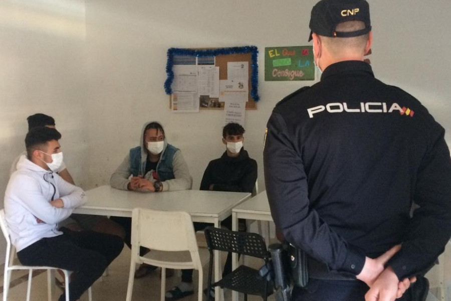 La Policía Nacional imparte unas charlas sobre ciberacoso a los menores atendidos en el Piso Tutelado ‘Diagrama Henares’ de Madrid