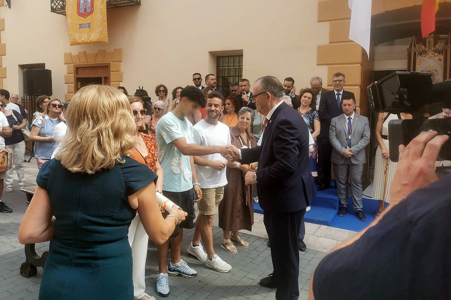 Adolescentes del hogar ‘Alácera’ reciben el premio a la decoración más original en las fiestas patronales de Caudete
