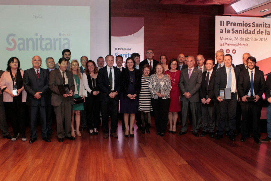 Foto de familia de los galardonados en los Premios a la Sanidad de la Región de Murcia