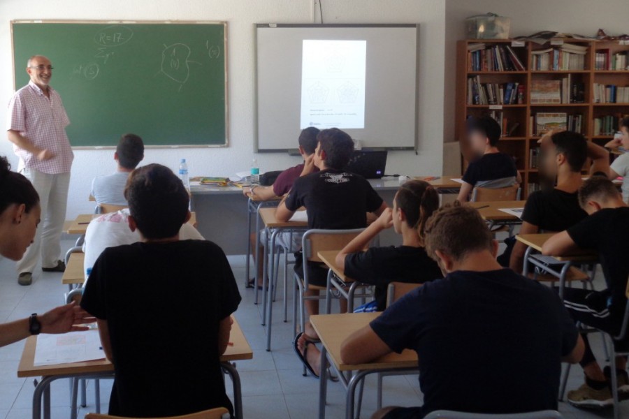 Los menores atendidos en el centro ‘La Villa’ de Villena (Alicante) reciben la visita del arquitecto y escritor Juan Marco Albero. Fundación Diagrama. Comunidad Valenciana 2018. 