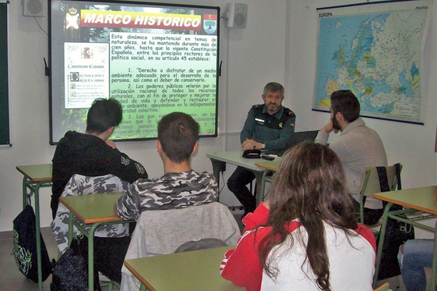 Los jóvenes atendidos en el centro ‘Montefiz’ de Ourense reciben una charla de prevención sobre incendios forestales 