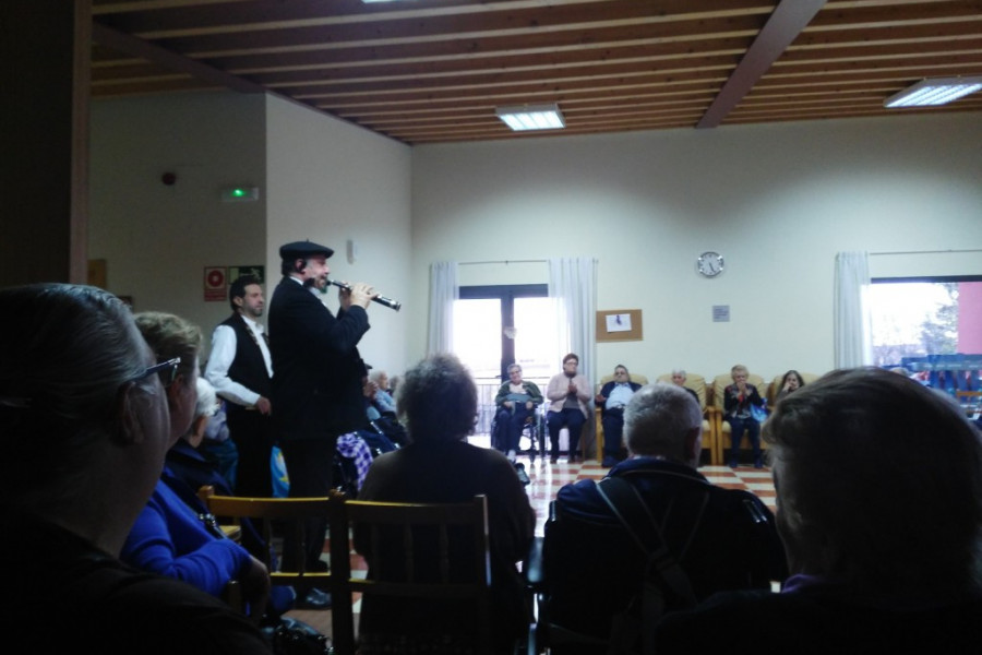 Las personas atendidas en la residencia ‘Virgen de Veladíez’ de Espirdo celebran el primer aniversario del centro. Fundación Diagrama. Castilla y León 2017.