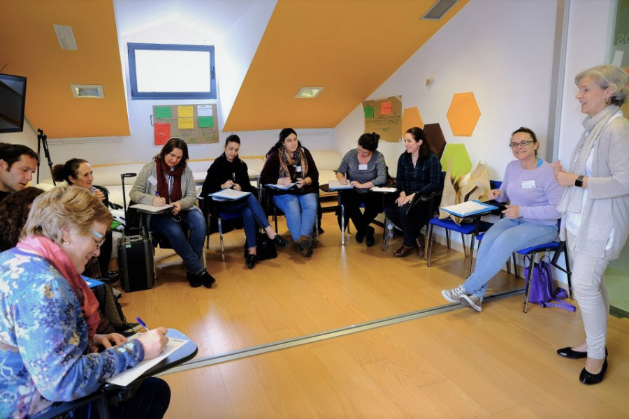 Una profesional de Fundación Diagrama en Santander asiste a un taller sobre generación de proyectos de emprendimiento en innovación social