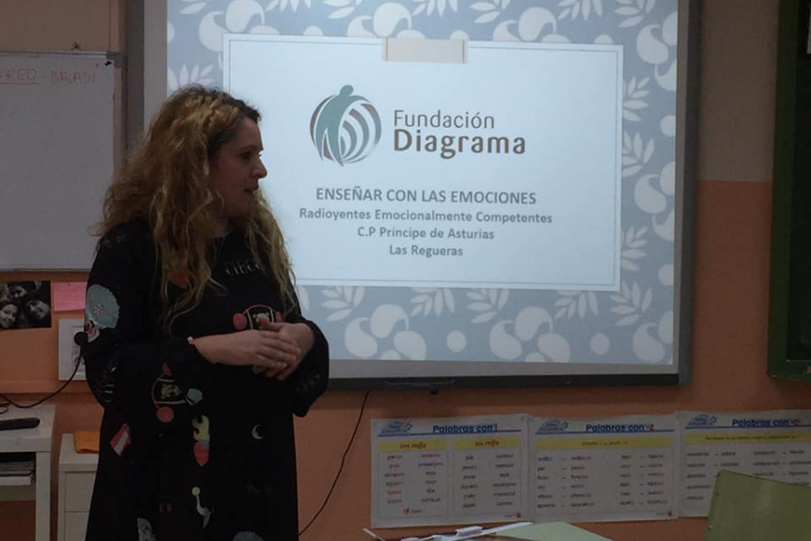 Una profesional de Fundación Diagrama en Asturias imparte una sesión de formación en Educación Emocional dirigida a familias. 2019