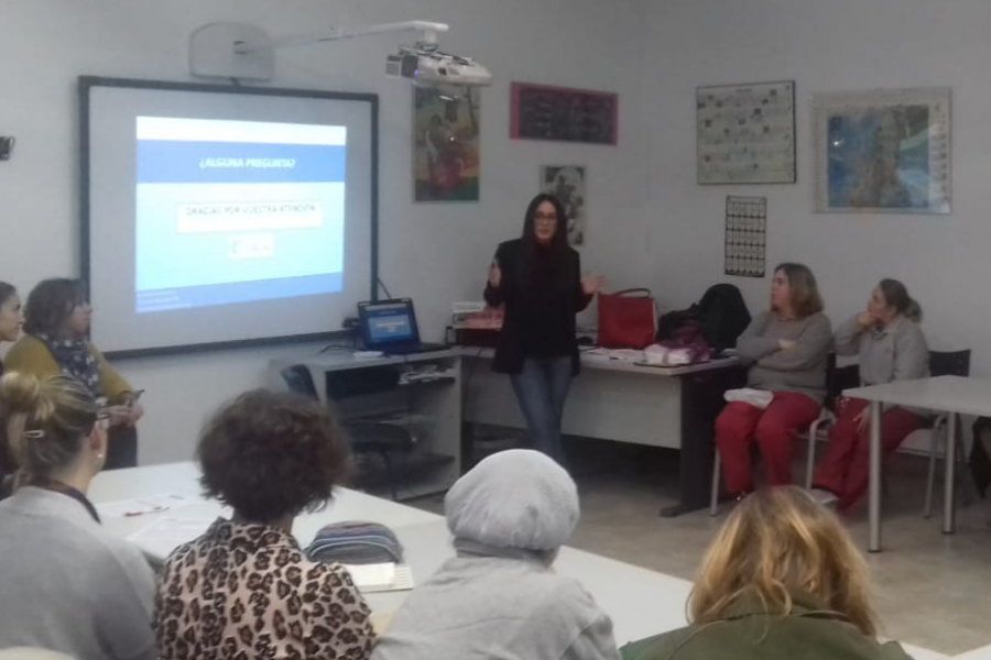 Una profesional de Fundación Diagrama en Cantabria dirige una sesión de prevención en violencia de género en la Asociación AMICA. Fundación Diagrama. Cantabria 2019.