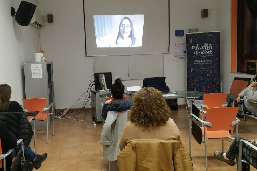 Un profesional del Programa de Fomento del Acogimiento Familiar de Alicante realiza una charla informativa en el Ayuntamiento de Muro de Alcoy