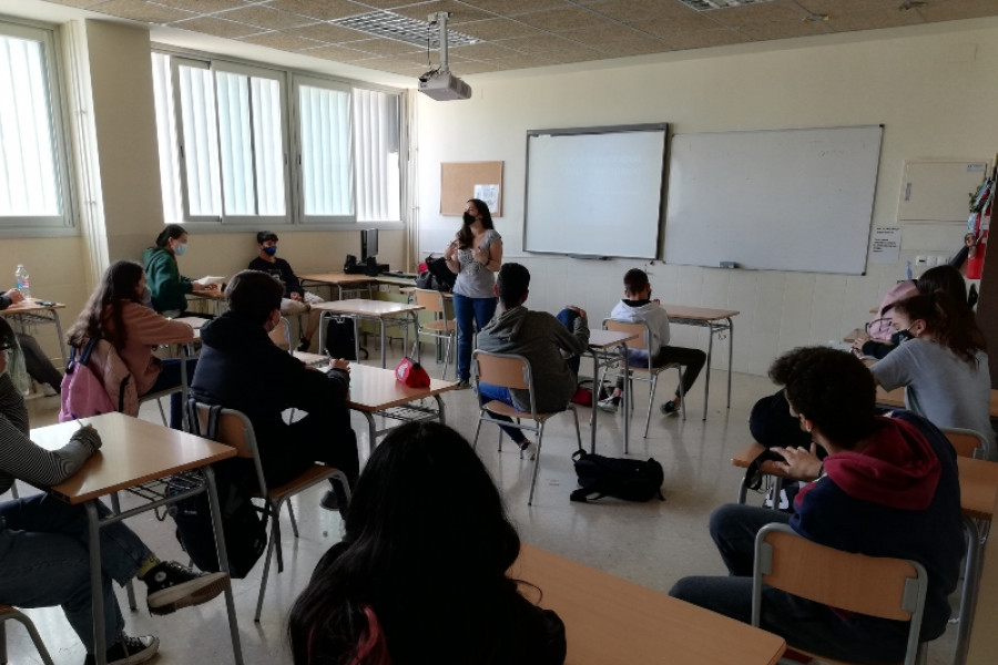 Una profesional del Programa '#PonteAlerta' de Fundación Diagrama imparte una serie de charlas de sensibilización para jóvenes de Castellón de la Plana
