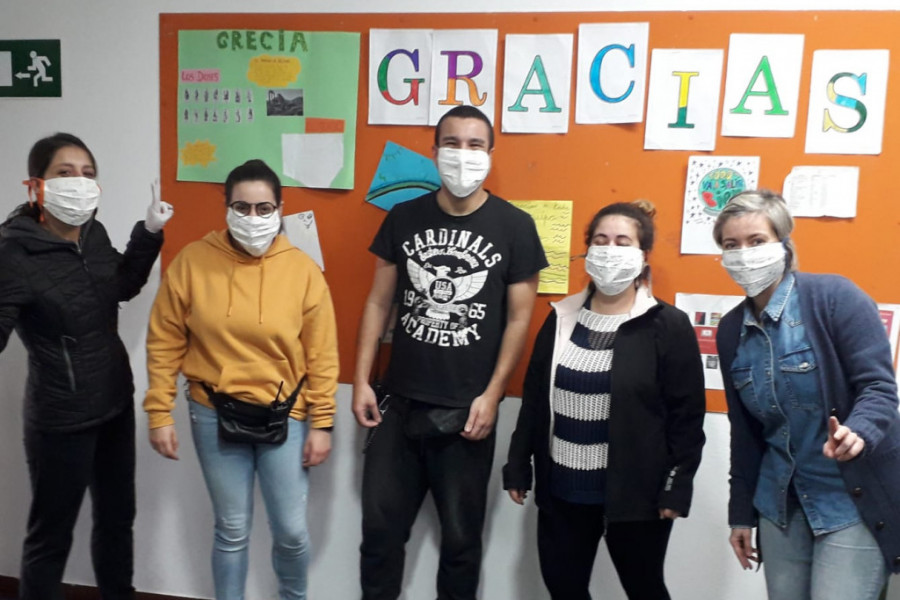 Los profesionales de los centros ‘Monteledo’, ‘Montefiz’ y ‘Montelagre’ de Ourense agradecen la donación de mascarillas de dos emprendedoras de la zona. Fundación Diagrama. Galicia 2020. 