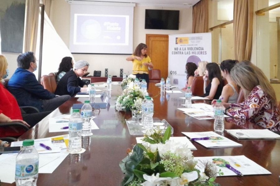 Profesionales de Fundación Diagrama en Alicante participan en una de las jornadas de puertas abiertas de la Administración General del Estado. 