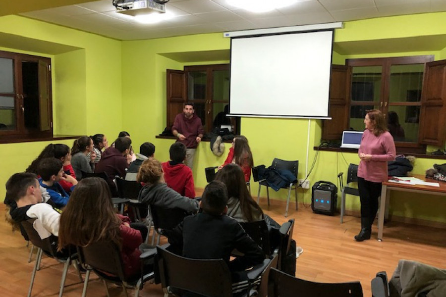 Profesionales de Fundación Diagrama en Cantabria imparten un taller sobre cooperación para el desarrollo en el III Programa ‘Jóvenes y valores’. Fundación Diagrama 2019. 