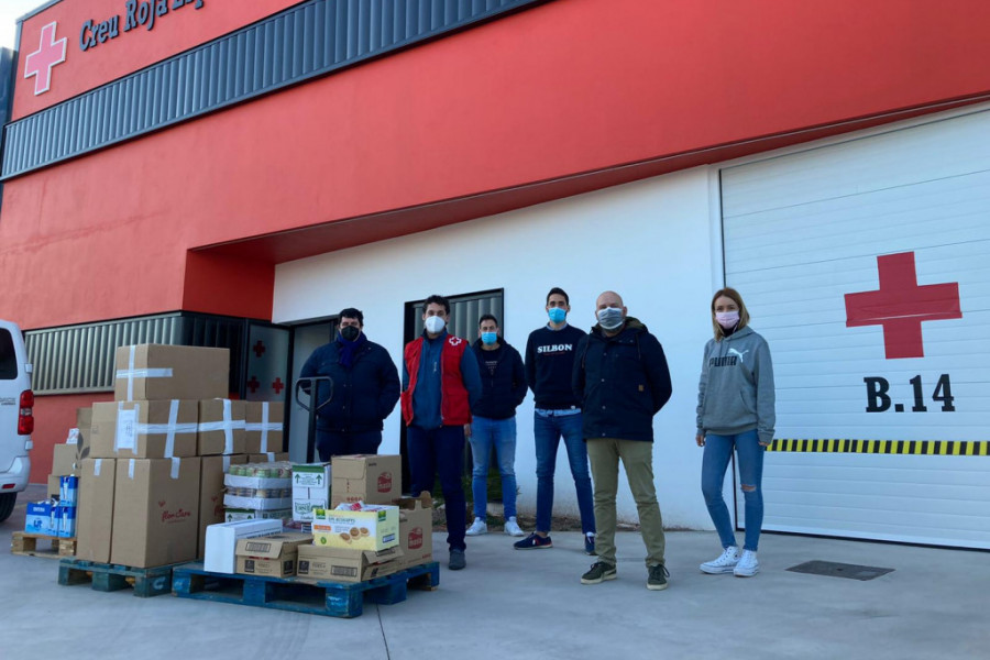 Profesionales de Fundación Diagrama en Castellón llevan a cabo un acto de donación solidaria a las personas atendidas en la Cruz Roja de la localidad de Nules
