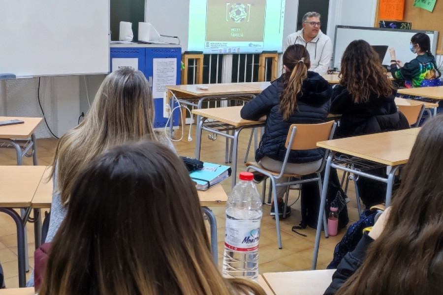 Profesionales del Programa de Fomento del Acogimiento Familiar realizan una charla de sensibilización en el IES Vicente Gandía de Castellón. Fundación Diagrama. Comunidad Valenciana 2022