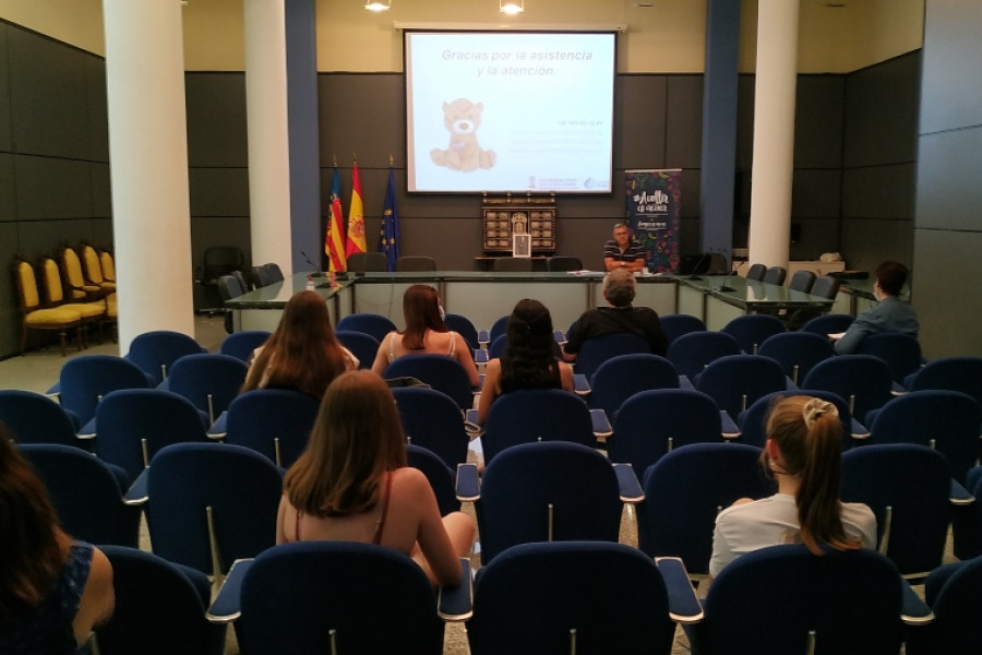 Profesionales del Programa de Fomento del Acogimiento Familiar realizan charlas informativas en varios puntos de Valencia